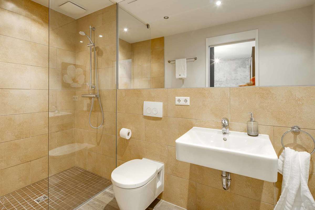 Badezimmer mit bodengleicher Dusche