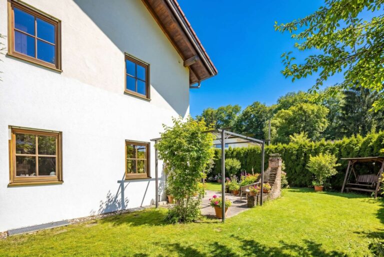 Außenansicht mit Garten